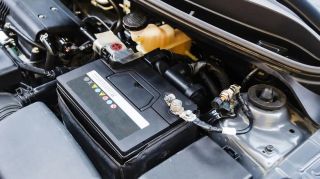 🚗🔋 Všetko o štartovacom akumulátore v aute! 🔍 V našom novom blogu sa pozrieme na to, ako funguje štartovací akumulátor,...